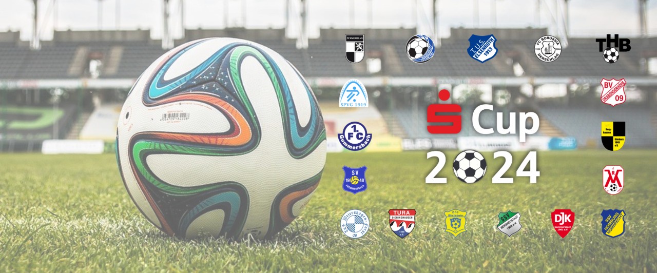 Fußball auf Rasen im Stadion, daneben Logos der teilnehmenden Vereine vom Sparkassen-Cup